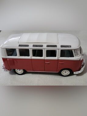 Volkswagen Van "Samba" Microbus 1:25 Diecast Red and White 
by Maisto